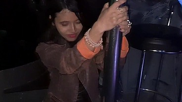 Baixinha, magrinha e novinha sentado e rebolando no pau na cabine do club de swing
