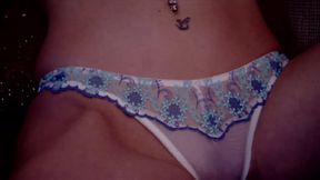 Brunette MILF slut plays with her pussy