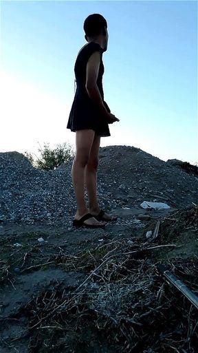 linda trans en sandalias se desnuda publico juega con su pene y le encanta