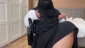 Arab babe in hijab pleasures herself intensely