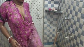 Hot bhabi in bathroom