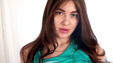Brunette solo session heats up on the gym machine