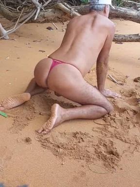 Ladysilva de calcinha vermelha na praia exibindo sua bunda gostosa