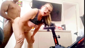 Sogra fazendo aer&oacute_bico s&oacute_ de calcinha e o genro n&atilde_o perdeu tempo