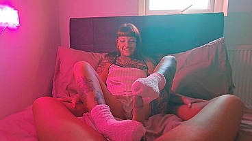 PINK FLUFFY SOCKJOB JOI WITH HUGE CUMSHOT 👣👣