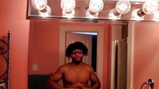 Dögös amatőr fekete fickó Amerikából egyedül simogatja a nagy fekete farkát