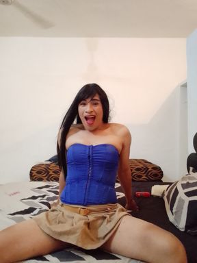 Shemale masturbating and showing her ass