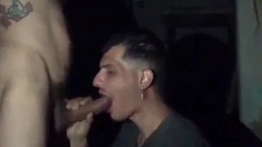 Tomei leite do novinho dotado no terreno abandonado