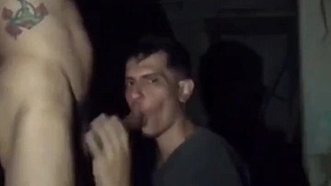Tomei leite do novinho dotado no terreno abandonado