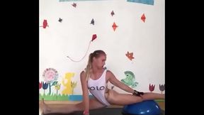 LOIRA FAZENDO GINASTICA NA ACADEMIA