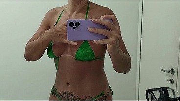 Gostosa tirando o biquini de fita e mostrando que ficou uma delícia bronzeada