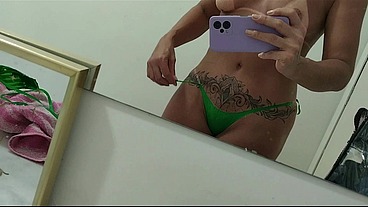 Gostosa tirando o biquini de fita e mostrando que ficou uma delícia bronzeada