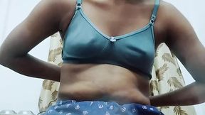 Desi ladki ne apni boobs ko ek ladko ko video call par sab dikhaya or kiya v part1