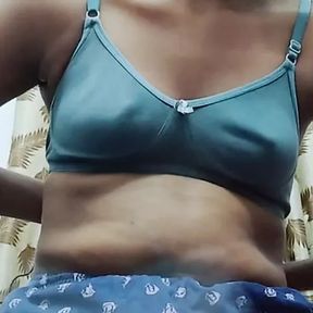 Desi ladki ne apni boobs ko ek ladko ko video call par sab dikhaya or kiya v part1