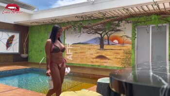 Lina Henao's Public Squirt Session: A Sultry Solo Adventure