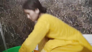 Heißes Mädchen lässt sich im Badezimmer den Hintern versohlen.