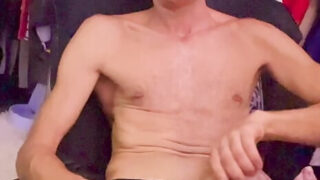 Blanke mannen masturberen hun grote, onbesneden penissen voordat ze anaal worden gepenetreerd.