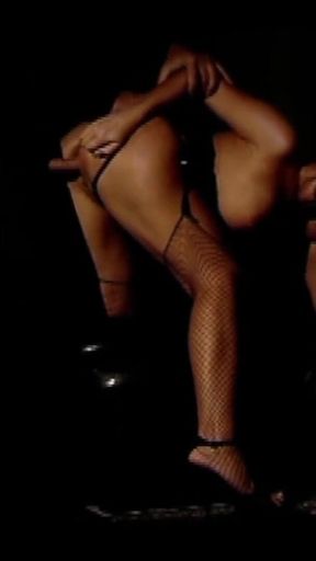 Maria Bellucci: Hot Anal Fuck in the Dark