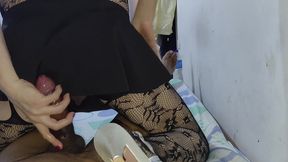 travesti sexy mama la vergota de 25 cm ronny, luego cabalga su polla erecta y despues la folla en la posicion del misionero y en la del perrito y lo hace derramar toda su leche