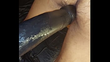 Жесткий трах в анал огромным дилдо