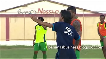 Jogador de Futebol exibe o Pau durante o Jogo
