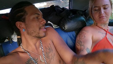 Transando com duas amigas sem camisinha dentro do carro em movimento - Lunna geek, Loira Luxx, Pitbull Porn, Brinquedo Ator, Joao O Safado ( PARTE 1 )