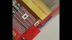 Venezolana con buen culo mirando celular