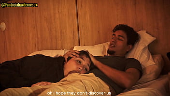 No puedo dejar de tocarme y tuve que poner mi pene en la boca de mi hermanastra (por poco nos descubren)