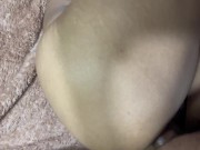 Hombre gordo  se folla delgada hasta correrse en su vagina