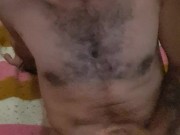 Me hago una paja mientras veo porno