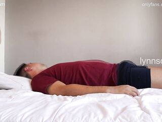 Padrastro confunde a su hijastra con su esposa y la folla por accidente! La puta lo disfruta...