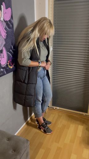 Bonie and Clyde Masturbation Stand Jeans Jacket Pussy Wet Fingering Rubbing Rubbing Clitoris Trembling Twitch Moaning Blonde Couple
