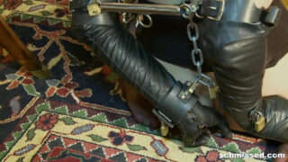 Fetiș de dominație: micuța Mia Malkova în lenjerie intimă, cu dop anal umplut, injectând-o adânc în vulva și fundul ei rase