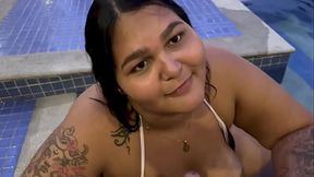 A primeira vez da novinha Maria BBw de 20 anos no canal chupando meu pau escondido na piscina ! Ela mostrou que sabe chupar bem uma pica
