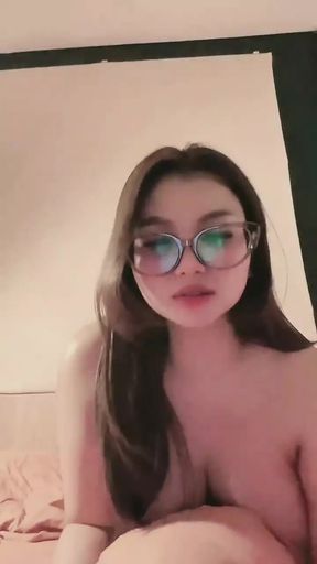 Getting carried away during live streaming until the end of masturbating with a dildo