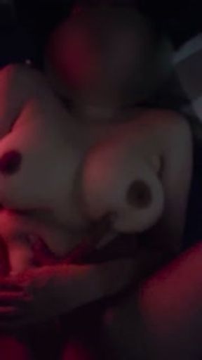 Remas Susu Besar Sambil Omek Dildo Sambil Karaoke