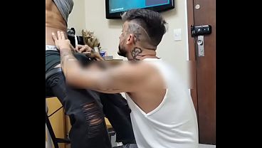 Cliente puxava minha m&atilde_o pra perto do pau na hora de marcar