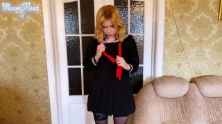 Una graziosa studentessa cosplayer viene sculacciata e scopata in gola dal suo patrigno