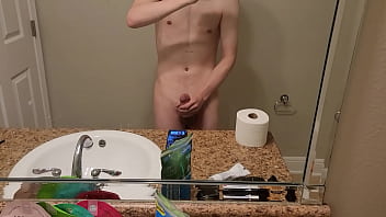 Horny twink jacks off in mirror