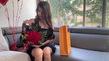 Me dio rosas por rosones