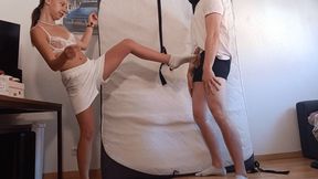 Ballbusting in transparenter Unterwäsche