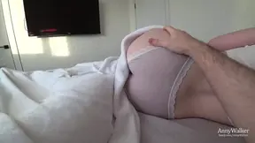 Amateur couple shares a bed and fuck hot big ass