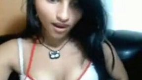 Kinky and beautiful webcam brunette girlie goes solo to play with dildo