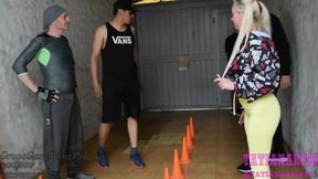 JOVENCITA blanquita y rubia &mdash;  follada por 4 &mdash;  en su primer GANG BANG con DOBLE penetracion