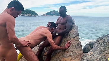 NEGÃO PAUZUDO XXL COM TORNOZELEIRA ELETRÔNICA PASSOU A VARA EM PUTOS NA PRAIA DE ABRICÓ RIO DE JANEIRO