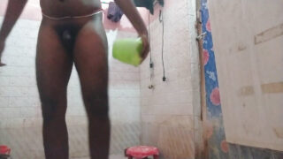 Masturbación en el baño con pollas grandes: una chica india folla sola el culo de un semental gay con una enorme polla negra