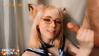 Fox-Schulmädchen-Cosplayerin nimmt Schwanz tief in den Mund und bekommt Gesichtsbehandlung