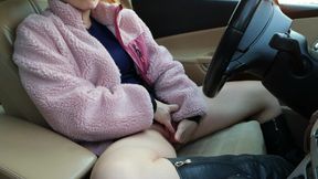 The Depraved MILF Went Out of Town to Masturbate Her Pussy in the Car