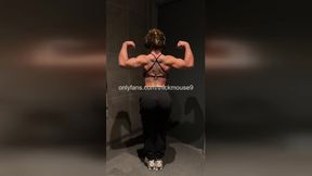 18yo accidental pussy flash during livestream