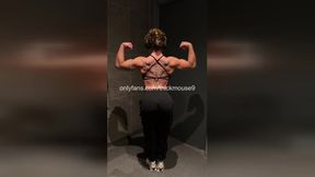 18yo accidental pussy flash during livestream